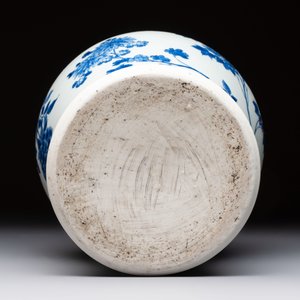 A Chinese blue and white vase with floral design, Transitional period — 照片 8