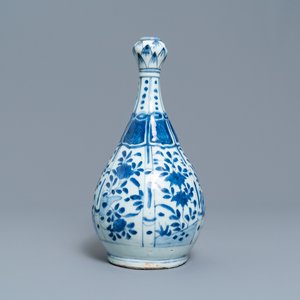 A Chinese blue and white vase with floral design, Wanli — 照片 1