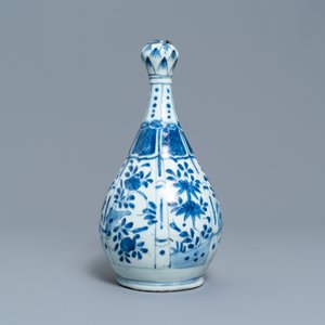 A Chinese blue and white vase with floral design, Wanli — 照片 2