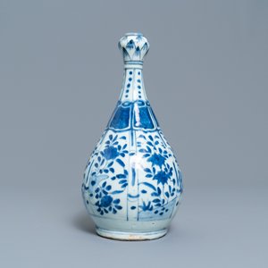 A Chinese blue and white vase with floral design, Wanli — 照片 4