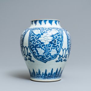 A Chinese blue and white vase with floral panels, Kangxi — 照片 1
