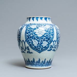 A Chinese blue and white vase with floral panels, Kangxi — 照片 3