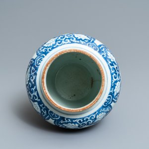 A Chinese blue and white vase with floral panels, Kangxi — 照片 5