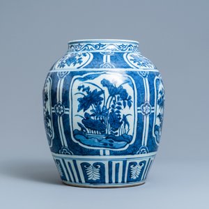 A Chinese blue and white vase with floral panels, Wanli — 照片 2