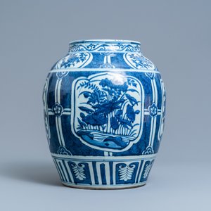 A Chinese blue and white vase with floral panels, Wanli — 照片 4