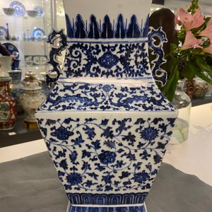 A Chinese blue and white vase with floral scrolls, Qianlong — 照片 13