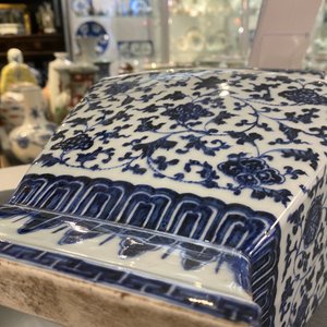 A Chinese blue and white vase with floral scrolls, Qianlong — 照片 19