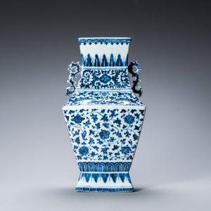 A Chinese blue and white vase with floral scrolls, Qianlong — 照片 3