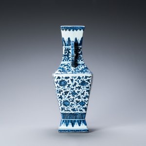 A Chinese blue and white vase with floral scrolls, Qianlong — 照片 4