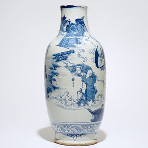 A Chinese blue and white vase with Liu Hai & the toad, 19th C. — photo 2