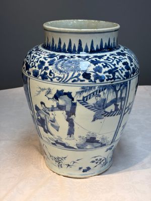 A Chinese blue and white vase with narrative design, Kangxi — photo 2