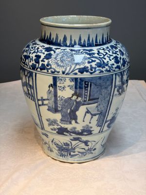 A Chinese blue and white vase with narrative design, Kangxi — photo 3