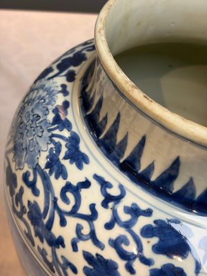 A Chinese blue and white vase with narrative design, Kangxi — photo 6