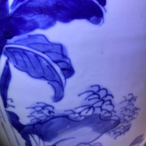 A Chinese blue and white vase with narrative design on wooden stand, Transitional period — photo 14