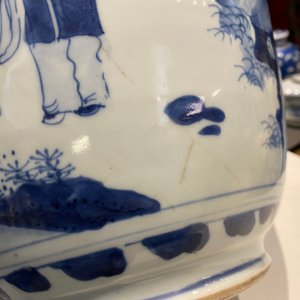 A Chinese blue and white vase with narrative design on wooden stand, Transitional period — photo 16