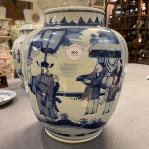 A Chinese blue and white vase with narrative design on wooden stand, Transitional period — photo 17