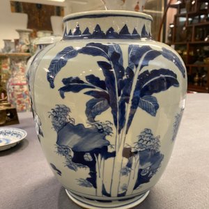 A Chinese blue and white vase with narrative design on wooden stand, Transitional period — photo 19