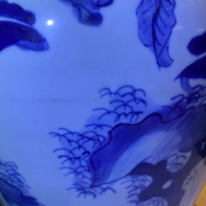 A Chinese blue and white vase with narrative design on wooden stand, Transitional period — photo 9