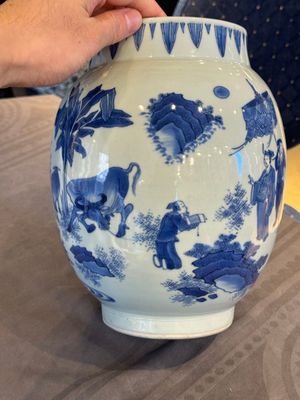 A Chinese blue and white vase with narrative design, Transitional period — photo 8