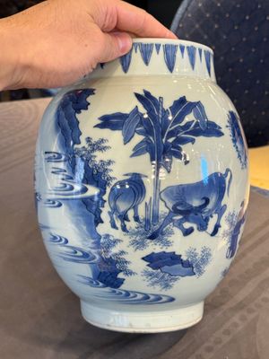 A Chinese blue and white vase with narrative design, Transitional period — photo 9