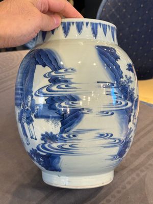 A Chinese blue and white vase with narrative design, Transitional period — photo 10