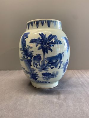 A Chinese blue and white vase with narrative design, Transitional period — photo 3