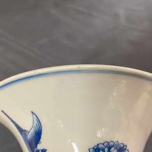 A Chinese blue and white vase with precious objects and floral designs, Kangxi — photo 7
