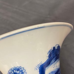 A Chinese blue and white vase with precious objects and floral designs, Kangxi — photo 8