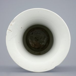 A Chinese blue and white vase with ruyi handles and a Kangxi-style plate, 19th C. — photo 6