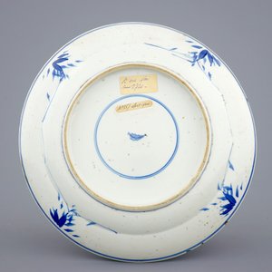 A Chinese blue and white vase with ruyi handles and a Kangxi-style plate, 19th C. — photo 9