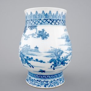 A Chinese blue and white vase with warriors, 19th C. — photo 2