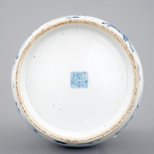 A Chinese blue and white vase with warriors, 19th C. — photo 6