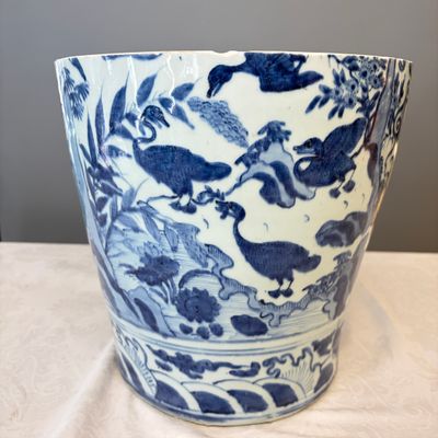 A Chinese blue and white vessel with geese in a landscape — photo 4