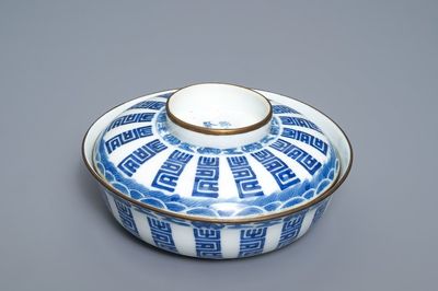 A Chinese blue and white Vietnamese market 'Bleu de Hue' bowl and cover, 19th C.