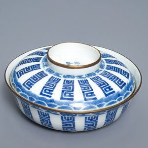 A Chinese blue and white Vietnamese market 'Bleu de Hue' bowl and cover, 19th C. — photo 1