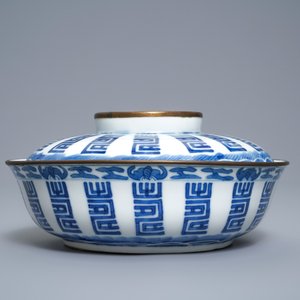 A Chinese blue and white Vietnamese market 'Bleu de Hue' bowl and cover, 19th C. — photo 5