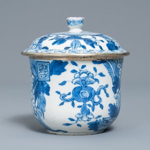 A Chinese blue and white Vietnamese market 'Bleu de Hue' bowl and cover, 19th C. — photo 3