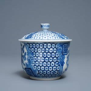 A Chinese blue and white Vietnamese market 'Bleu de Hue' bowl and cover, 19th C. — 照片 3