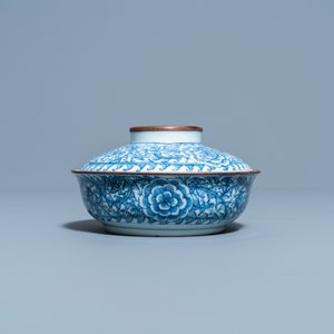A Chinese blue and white Vietnamese market 'Bleu de Hue' bowl and cover, 19th C. — photo 2