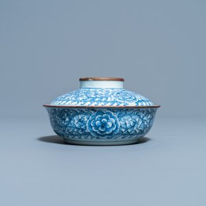 A Chinese blue and white Vietnamese market 'Bleu de Hue' bowl and cover, 19th C. — photo 3