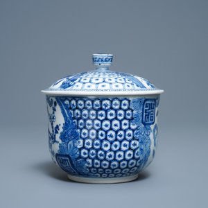 A Chinese blue and white Vietnamese market 'Bleu de Hue' bowl and cover, 19th C. — photo 5