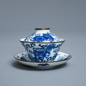 A Chinese blue and white Vietnamese market 'Bleu de Hue' covered bowl and saucer, 19th C. — 照片 1