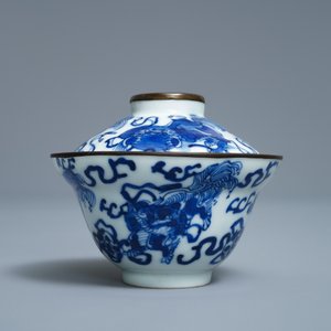 A Chinese blue and white Vietnamese market 'Bleu de Hue' covered bowl and saucer, 19th C. — 照片 4