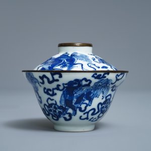 A Chinese blue and white Vietnamese market 'Bleu de Hue' covered bowl and saucer, 19th C. — 照片 6