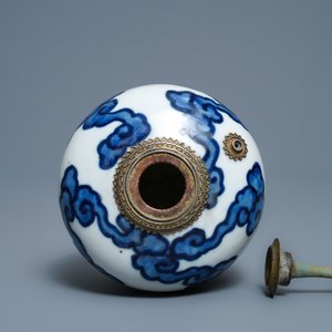 A Chinese blue and white Vietnamese market 'Bleu de Hue' water pipe, 18/19th C. — photo 8