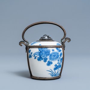 A Chinese blue and white Vietnamese market 'Bleu de Hue' water pipe, 19th C. — 照片 1