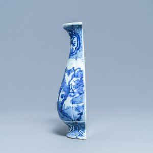 A Chinese blue and white wall vase, Wanli — 照片 5