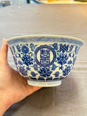 A Chinese blue and white 'Wan Shou Wu Jiang 萬壽無疆' bowl, Qianlong mark and of the period — photo 1