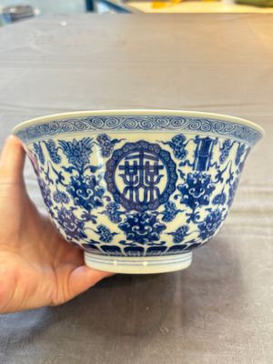 A Chinese blue and white 'Wan Shou Wu Jiang 萬壽無疆' bowl, Qianlong mark and of the period — photo 3