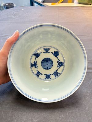 A Chinese blue and white 'Wan Shou Wu Jiang 萬壽無疆' bowl, Qianlong mark and of the period — photo 5